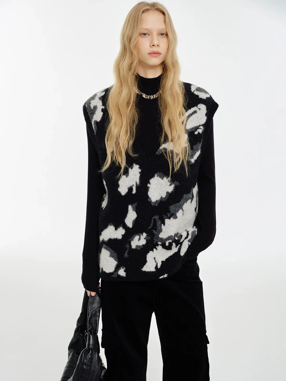 Abstract Jacquard V-neck Vest & Scarf Set - Image 4