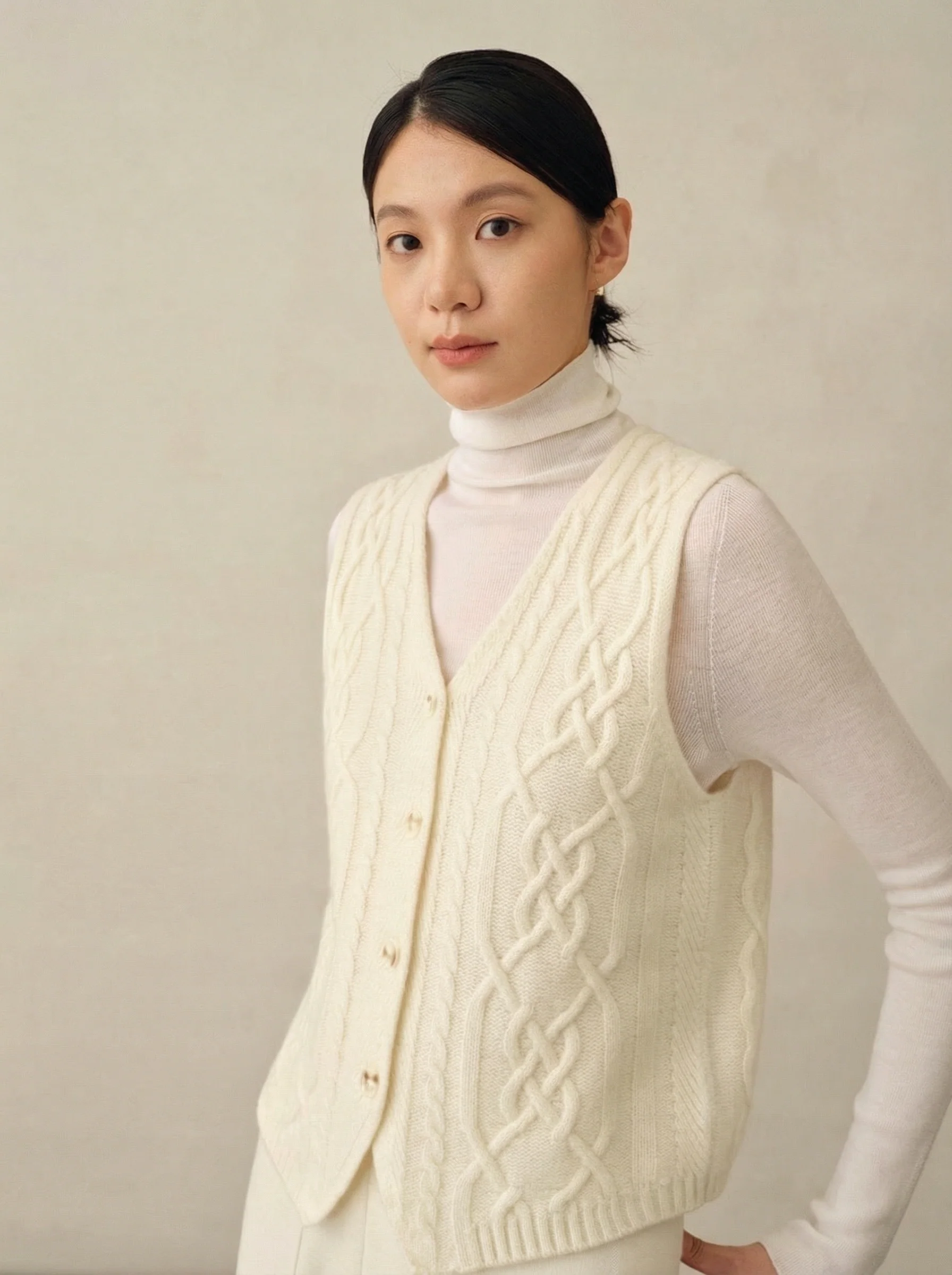 Cable V-Neck Cashmere Vest - Image 2