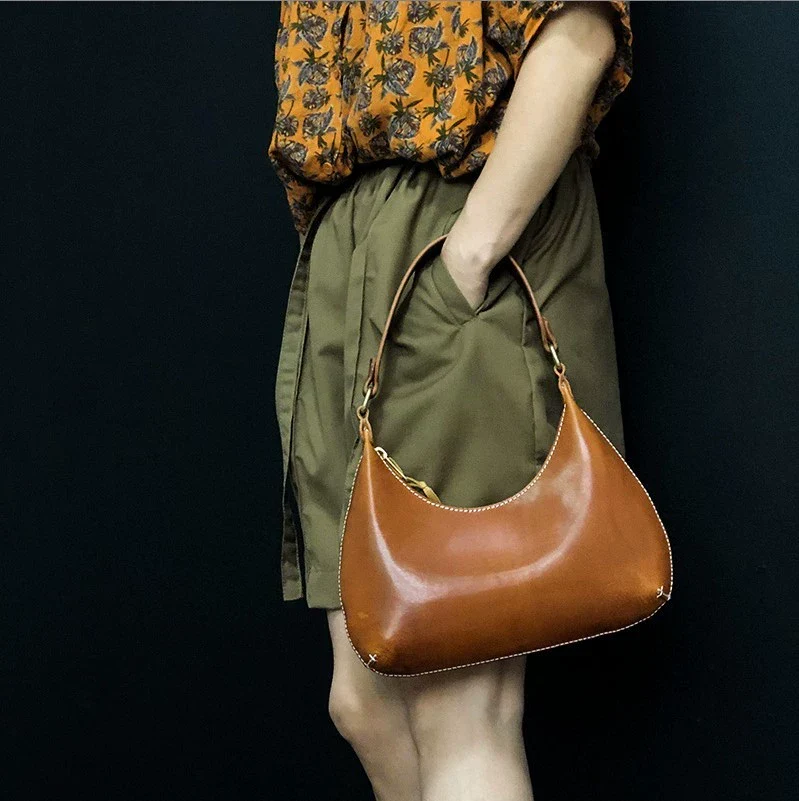 Crescent Leather Shoulder Bag - Image 5