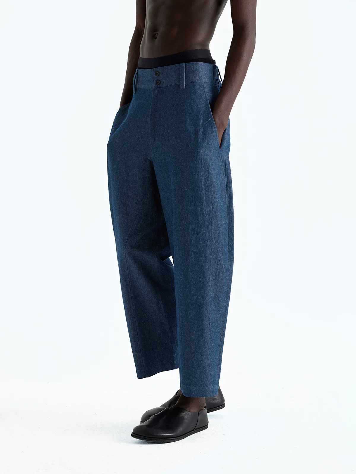 Curved Cut Hemp-Cotton Denim Cropped Pants - Image 3