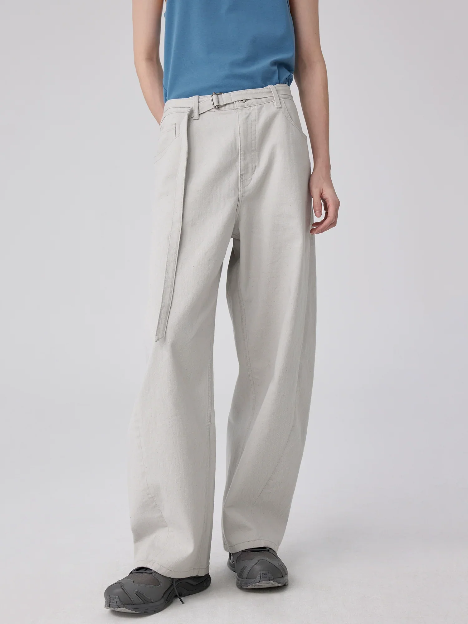 Curved Wide-Leg Jeans