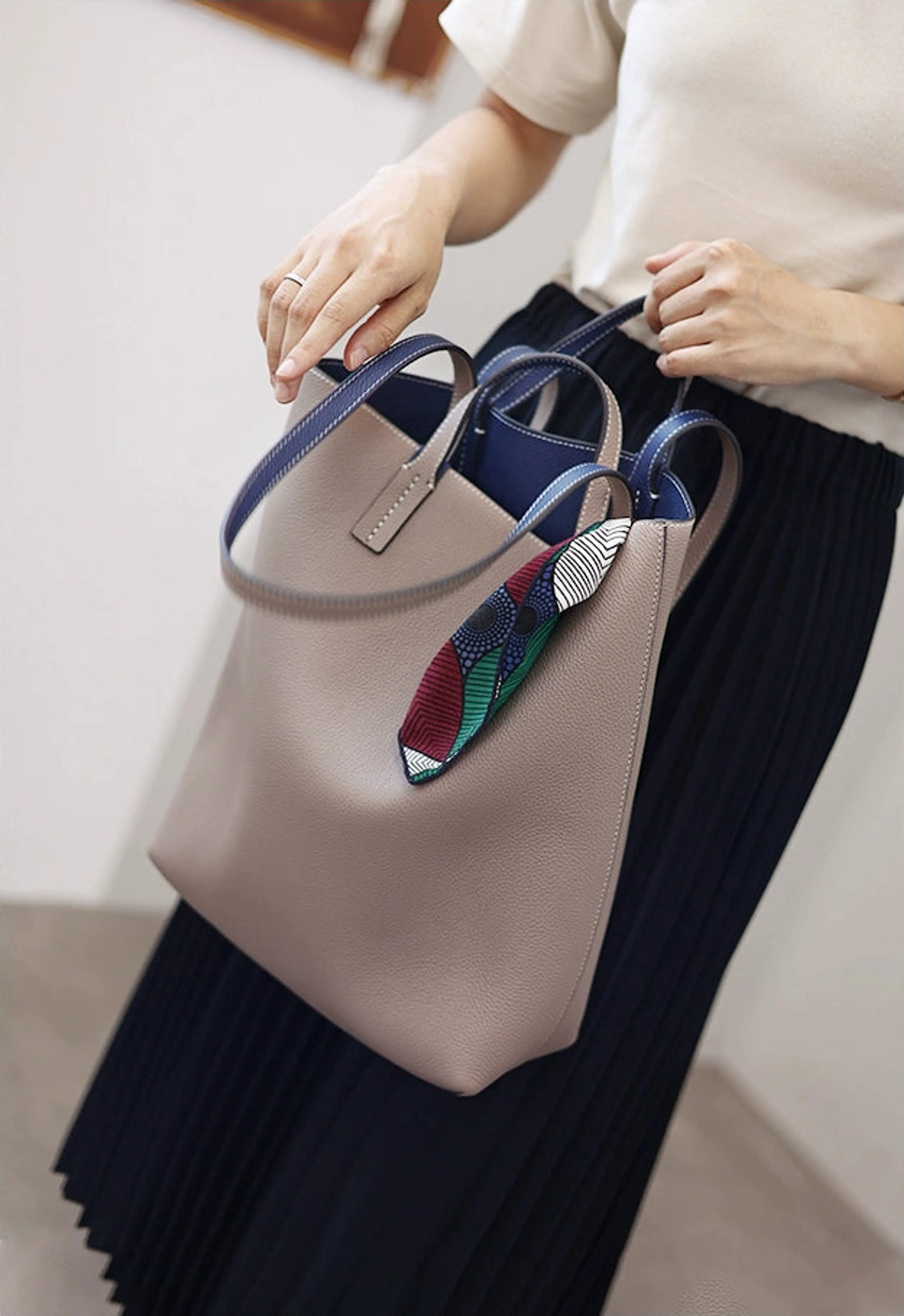 Double-Sided Cowhide Tote - Image 3