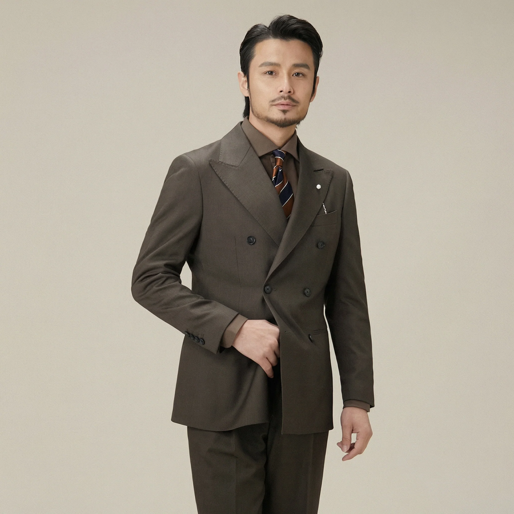 Earth-Tone Double-Breasted Peak Lapel Suit