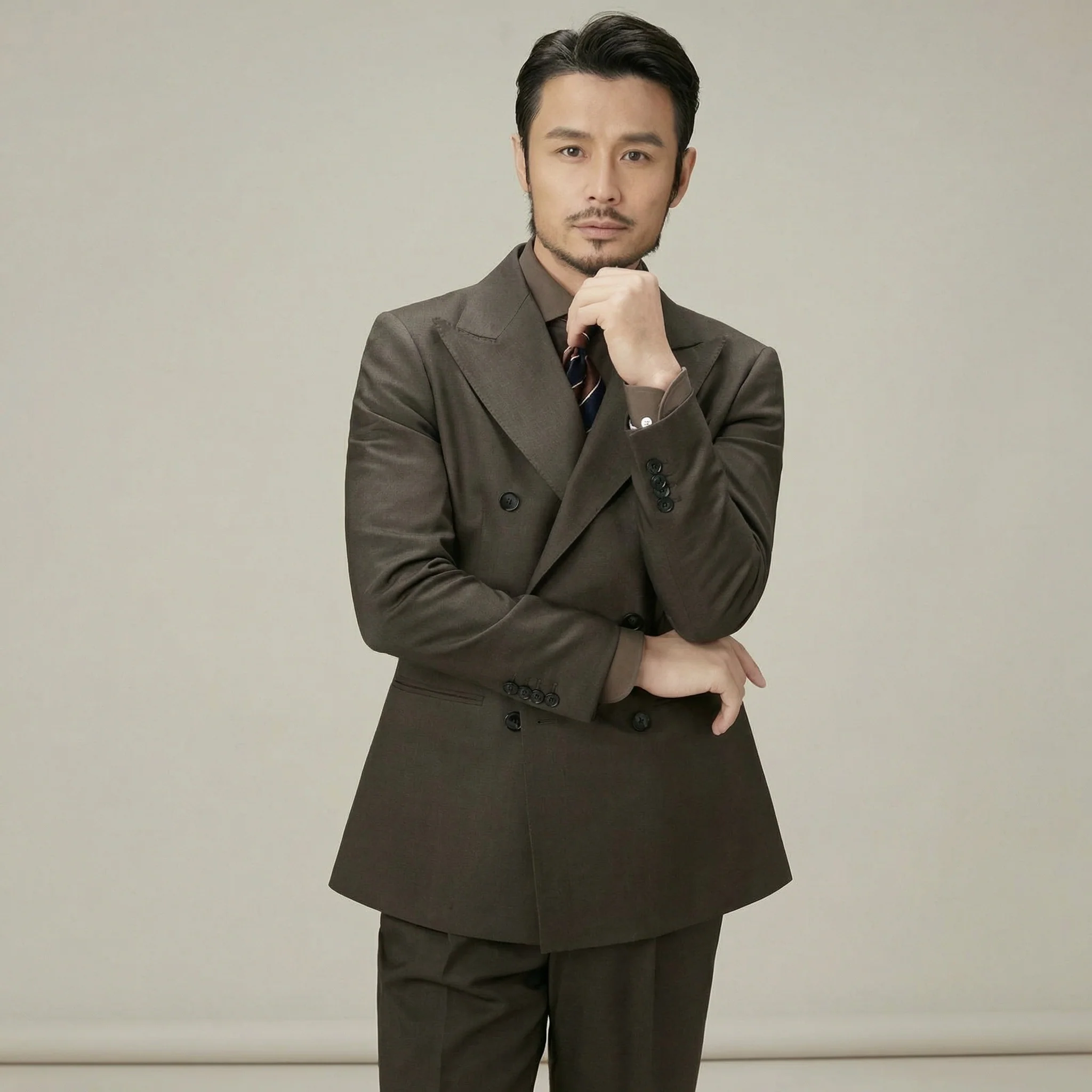 Earth-Tone Double-Breasted Peak Lapel Suit - Image 5