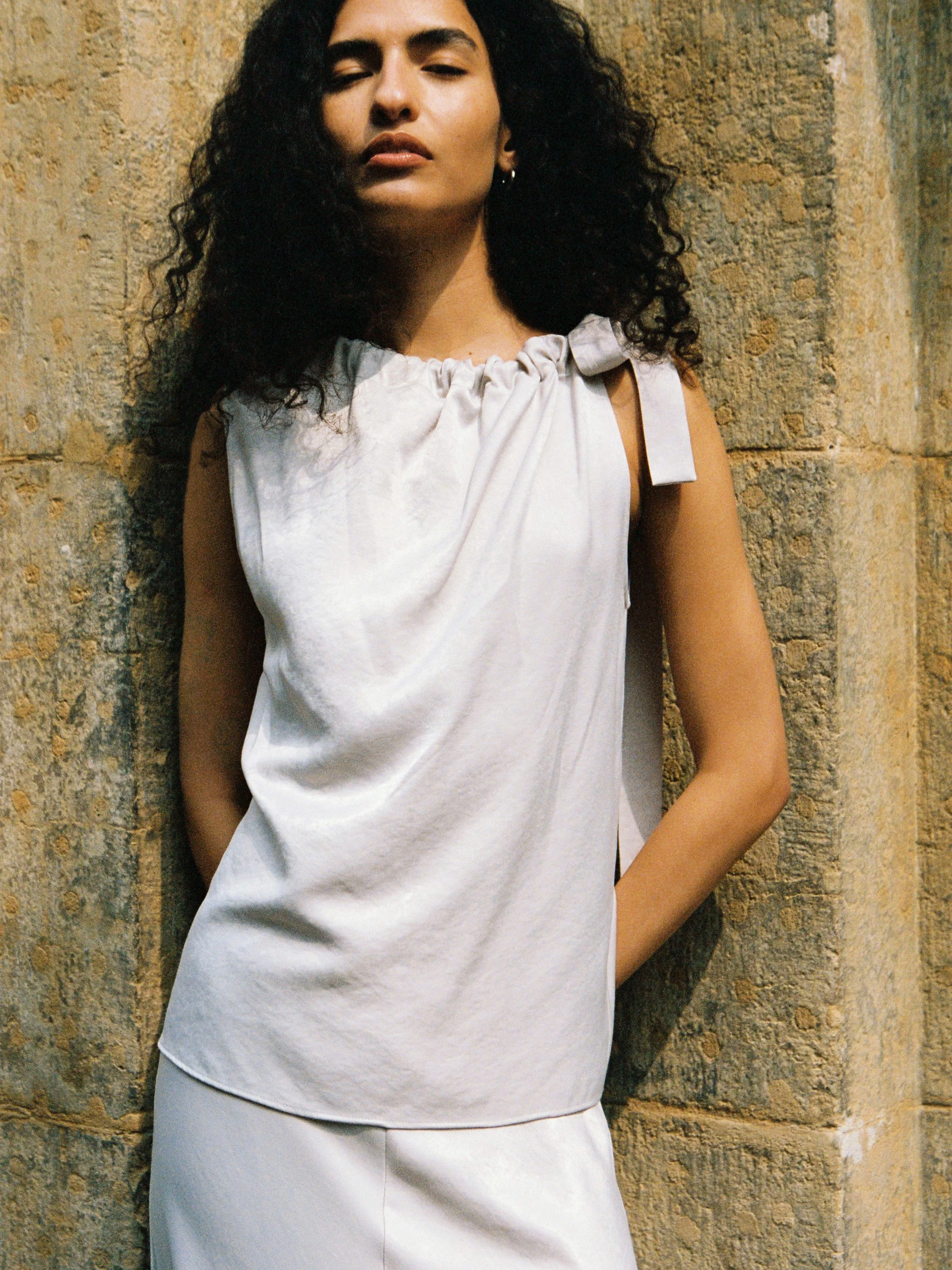 Elegant Sleeveless Ensemble - Image 10