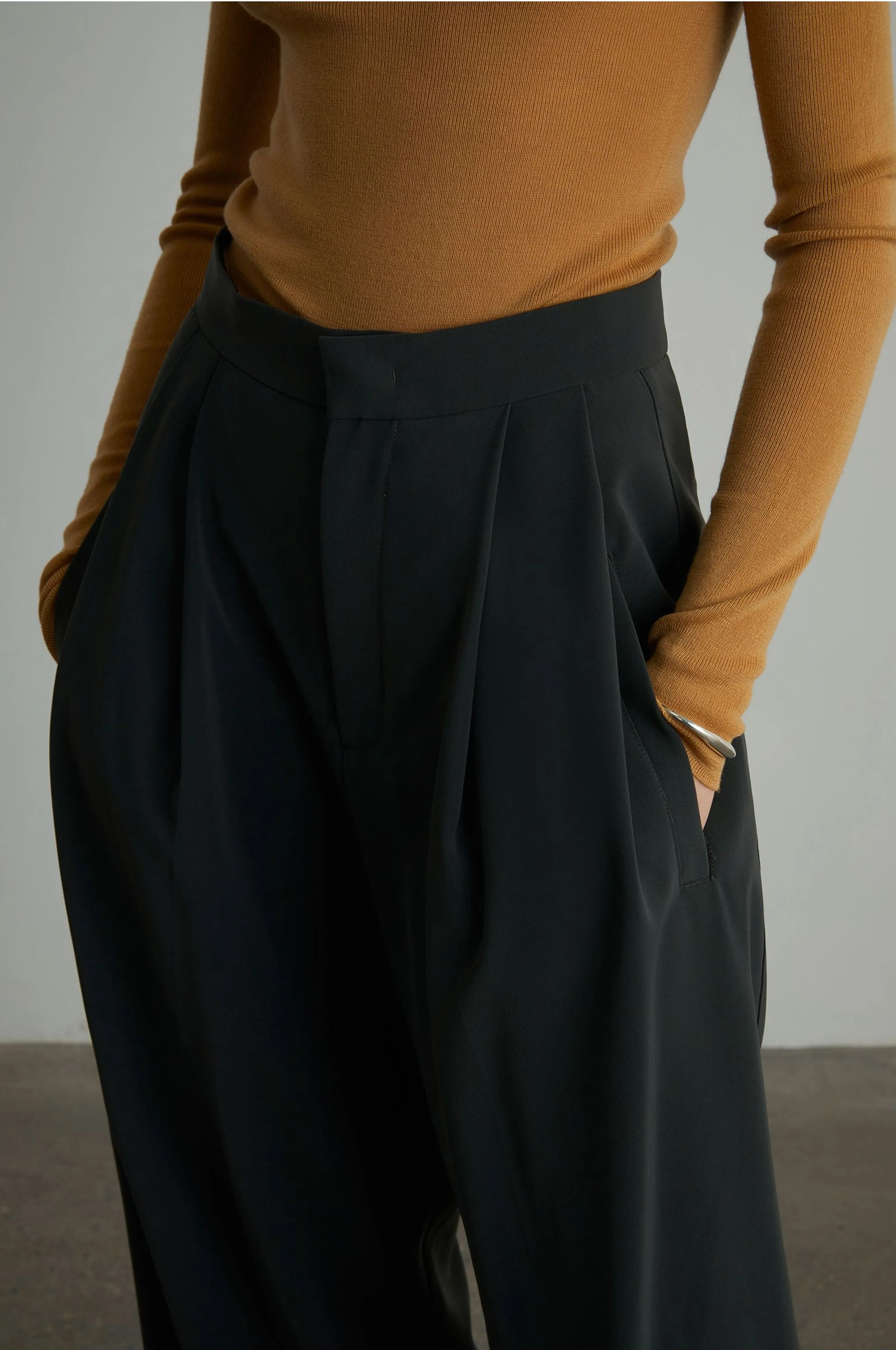High-Waist Wide-Leg Wool Pants - Image 3