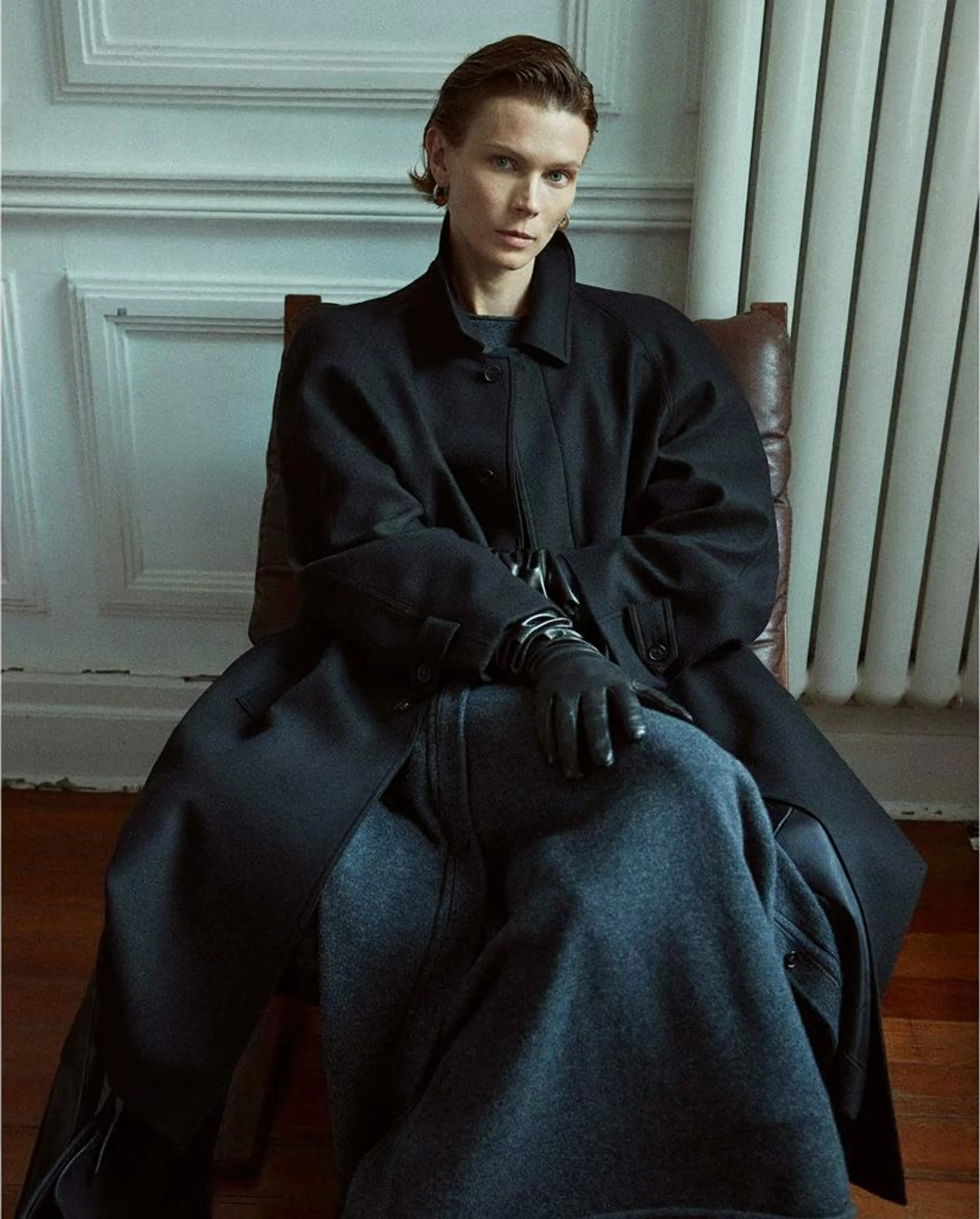 Minimalist Wool Overcoat Ensemble - Image 4
