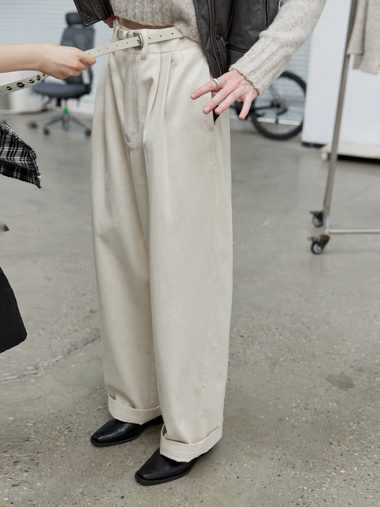 Off-White High-Waist Pleated Wide-Leg Trousers - Image 4