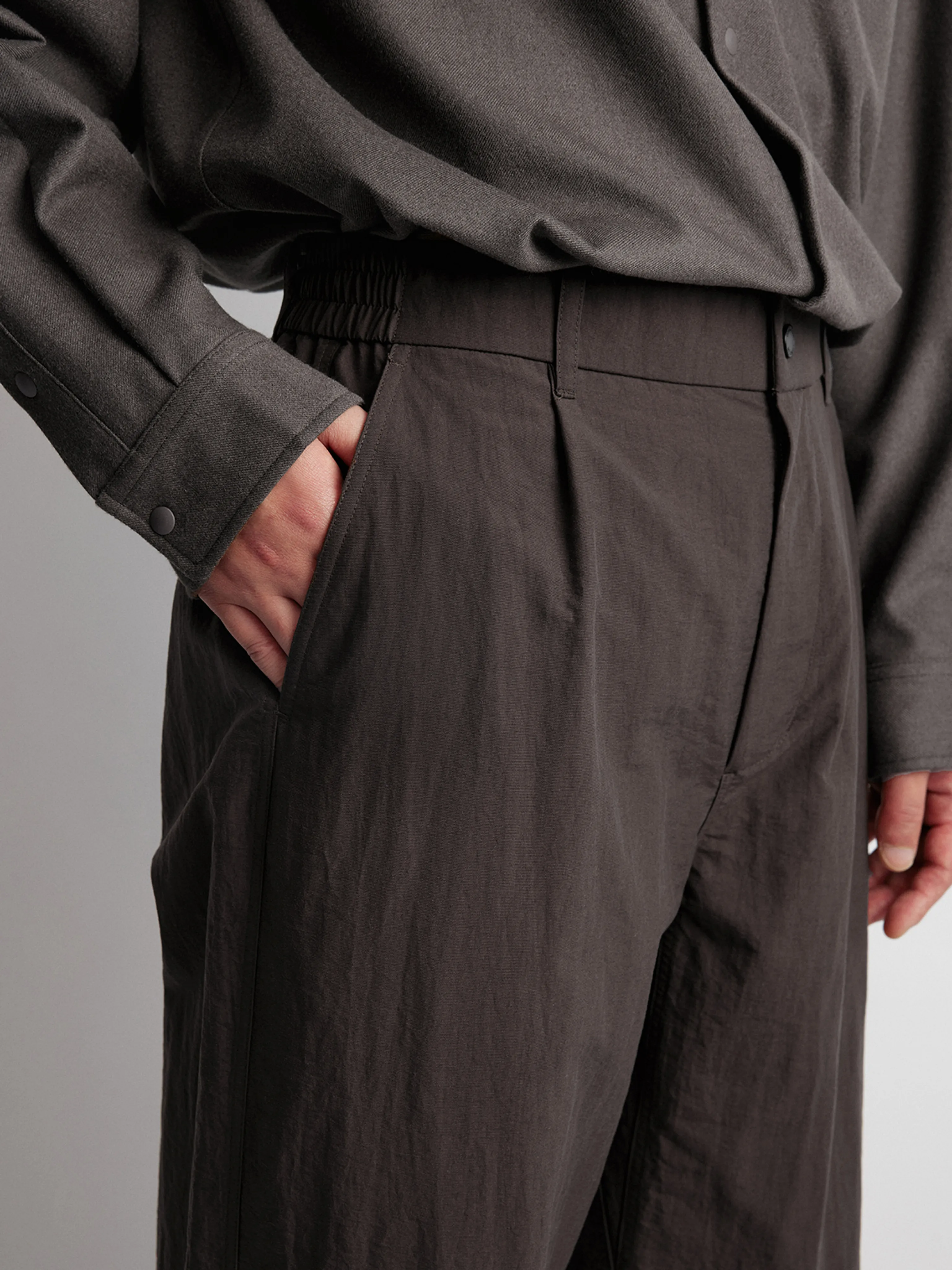 Pleated Water-Repellent Nylon Cropped Trousers - Image 4