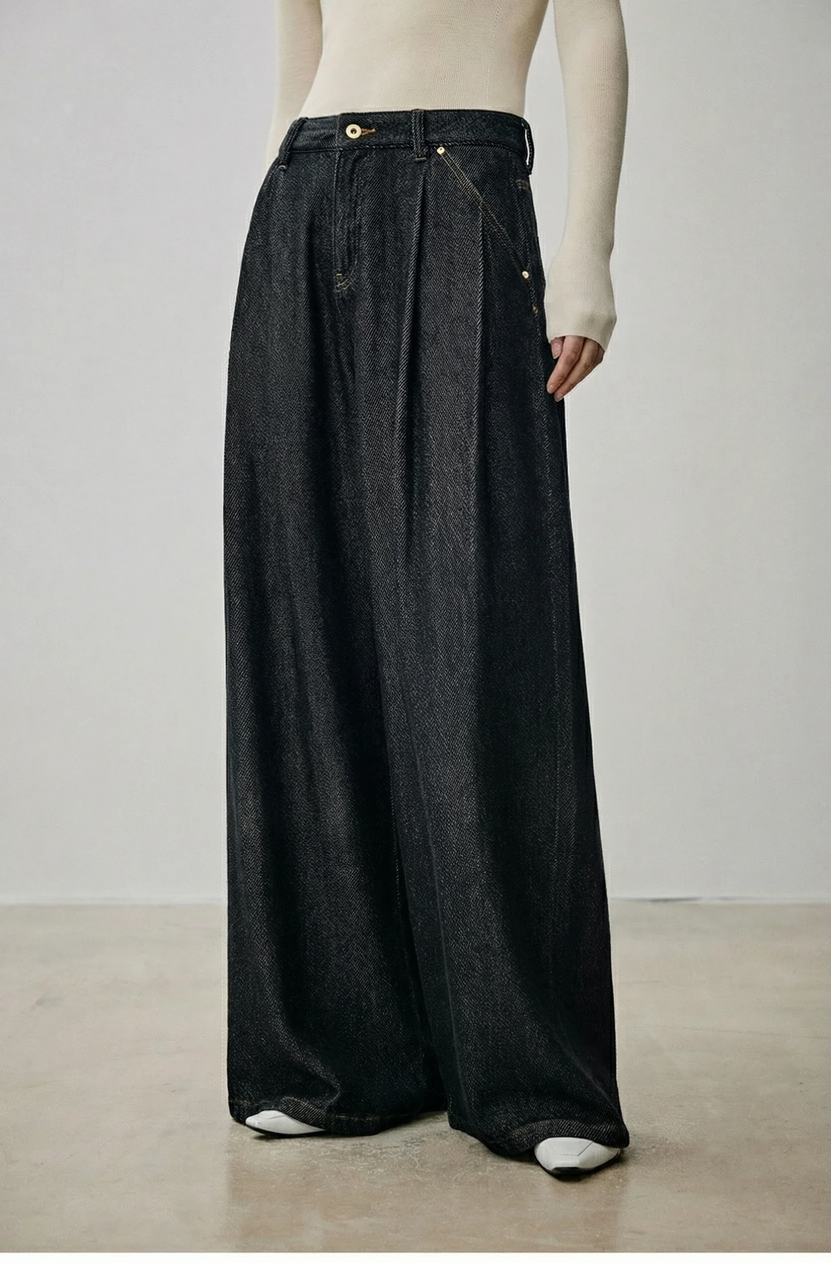 Pleated Wide-Leg Jeans - Image 5