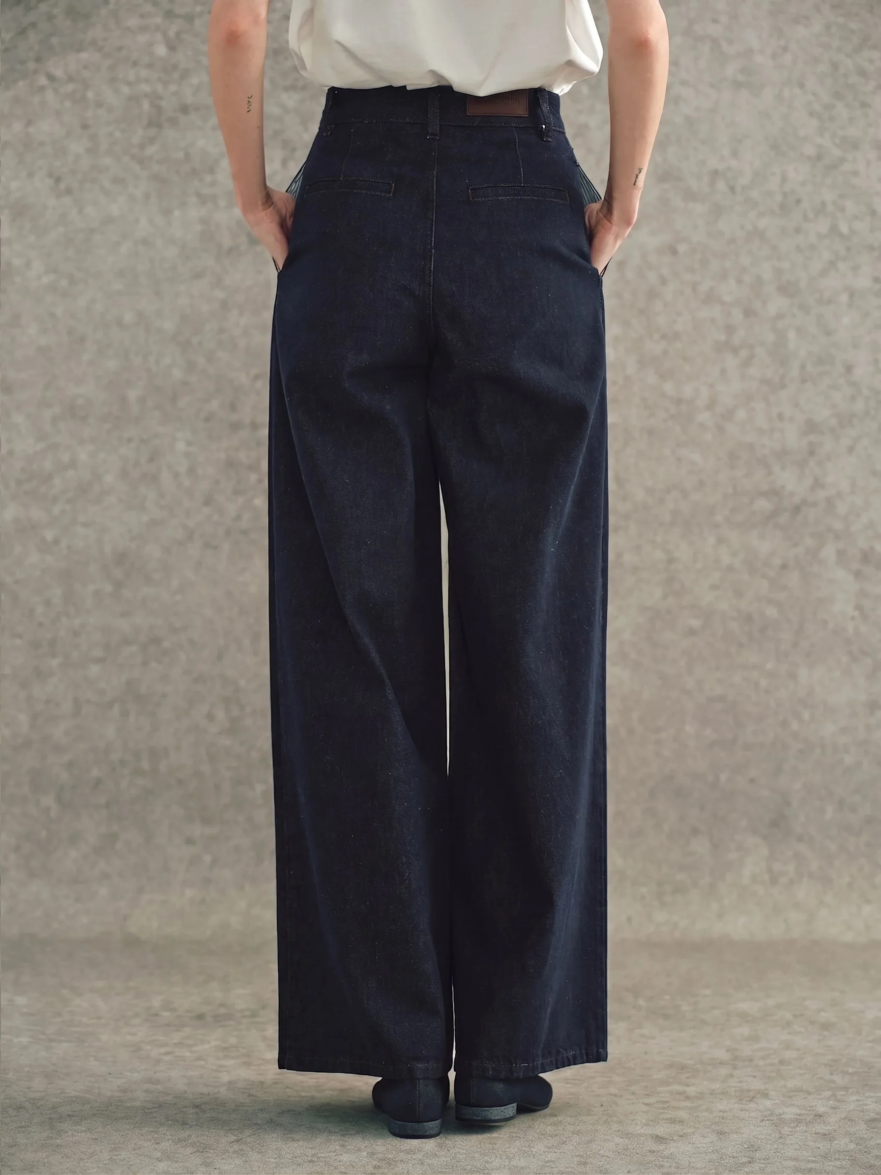 Pleated Wide-Leg Jeans - Image 6