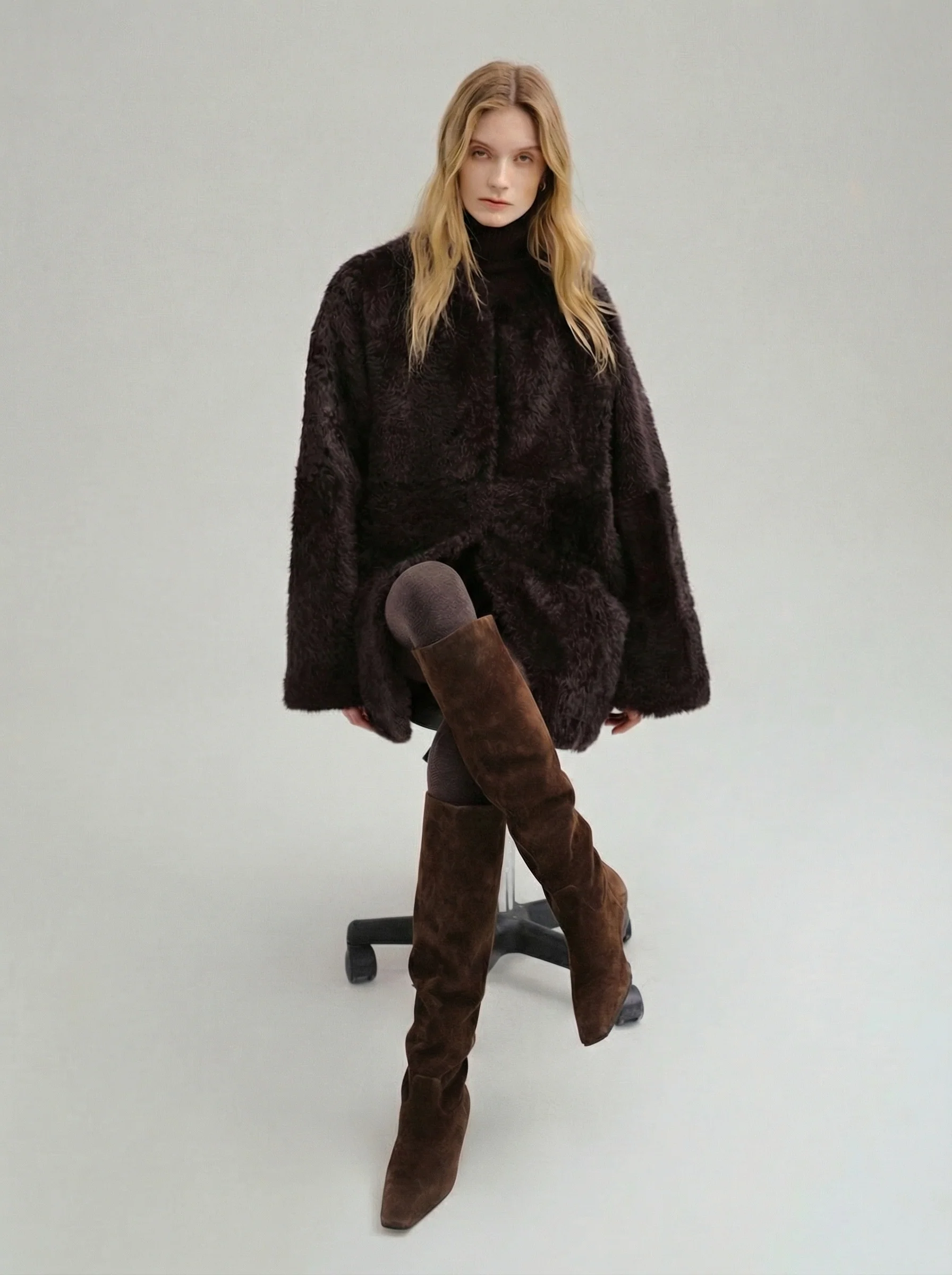 Round-Neck Mid-Length Shearling Coat - Image 4