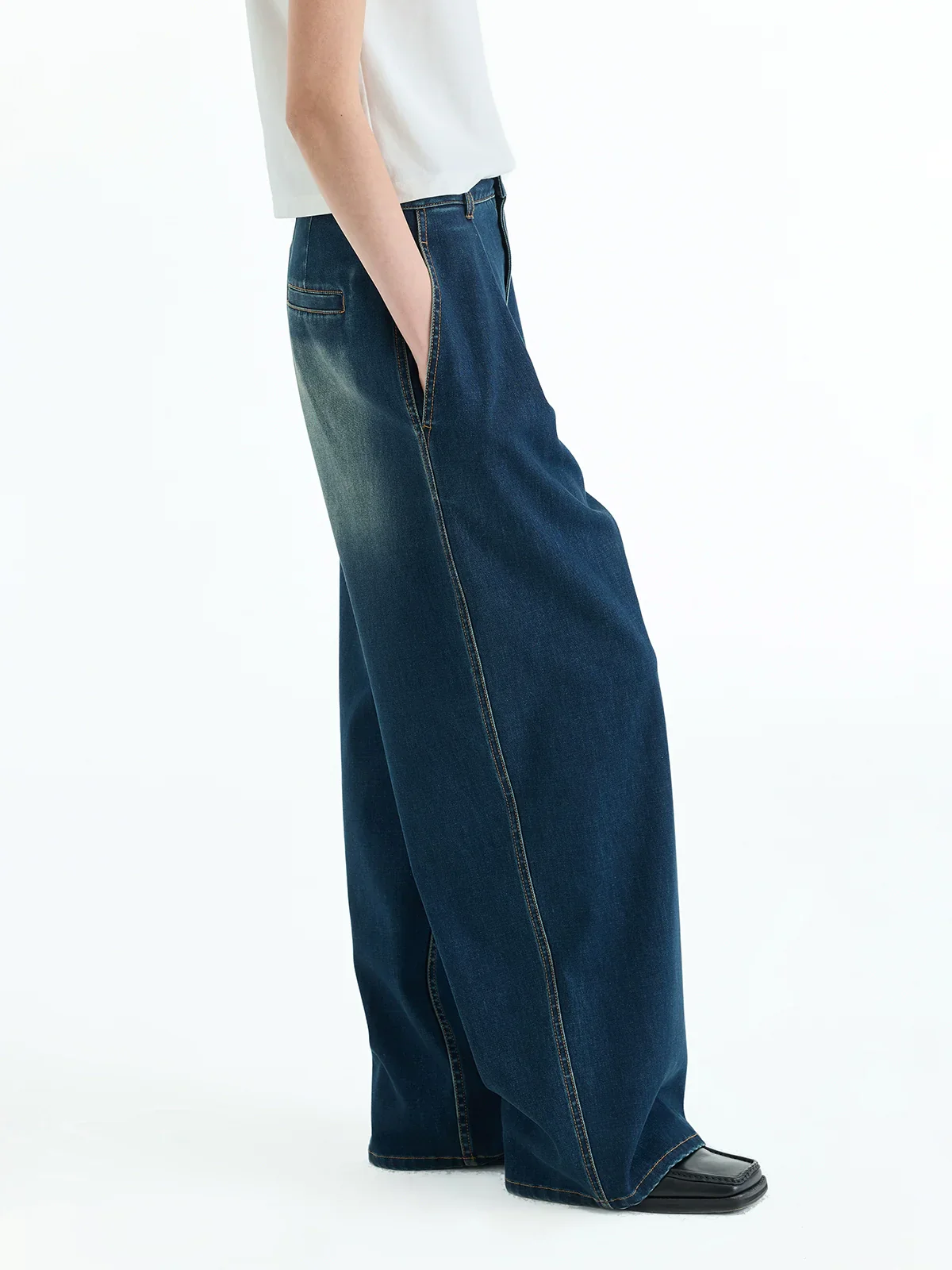 Single-Pleat Wide-Leg Jeans - Image 4