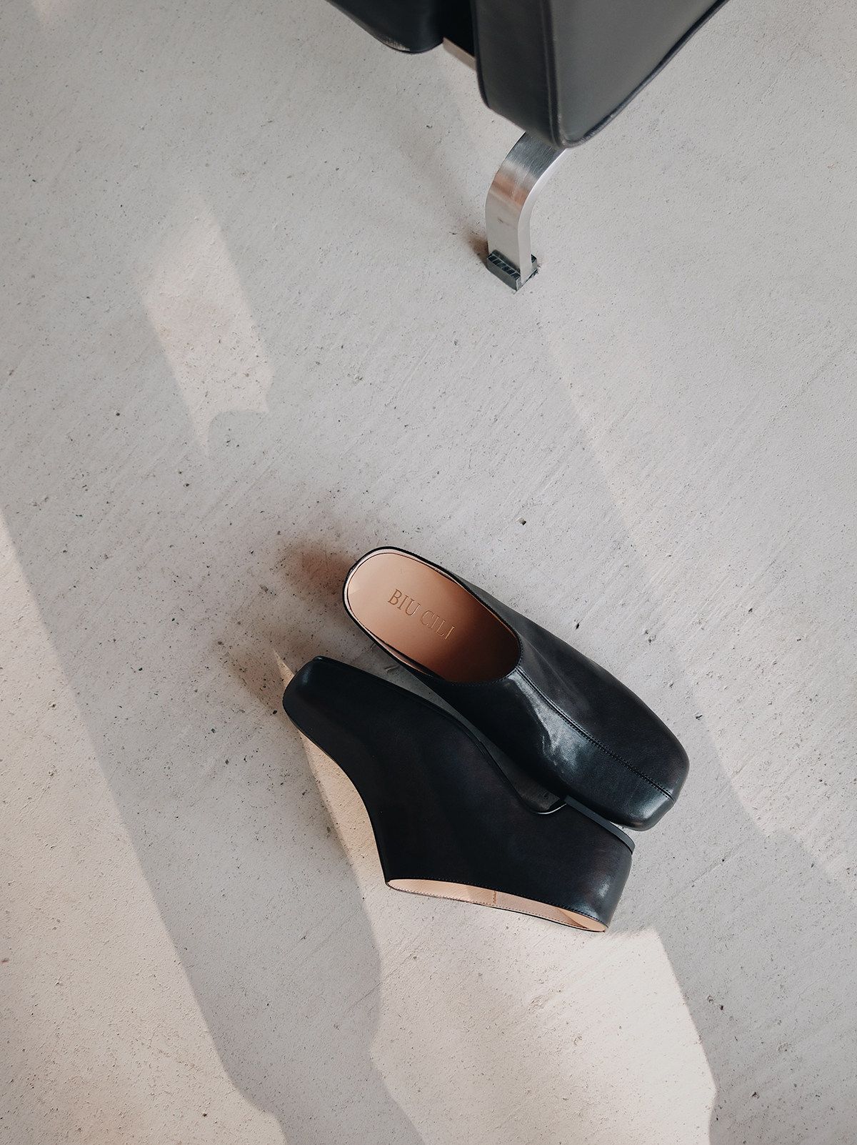 Square-Toe Mule - Image 6