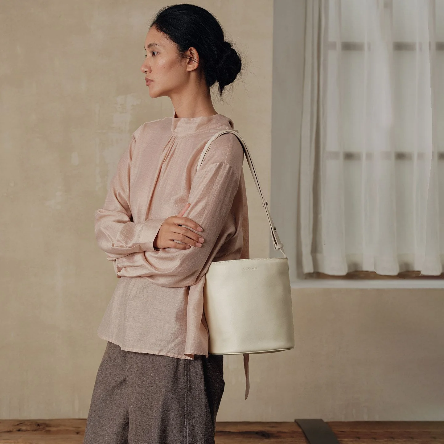 Top-Grain Leather Bucket Bag - Image 5