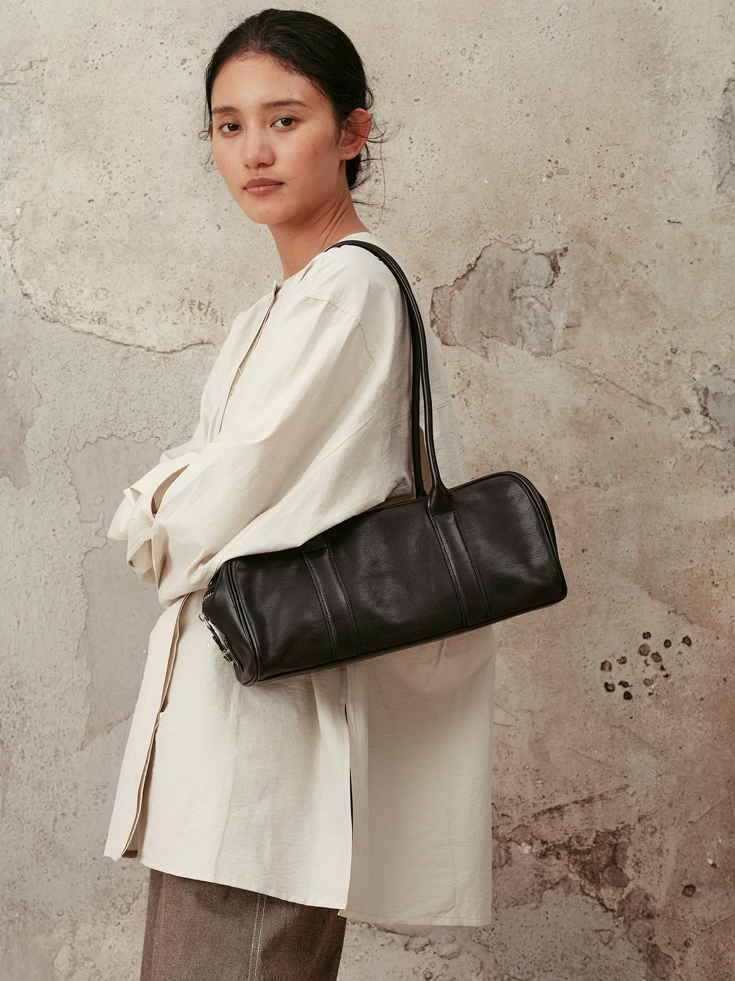 Top-Grain Vegetable-Tanned Leather Baguette Shoulder Bag - Image 3