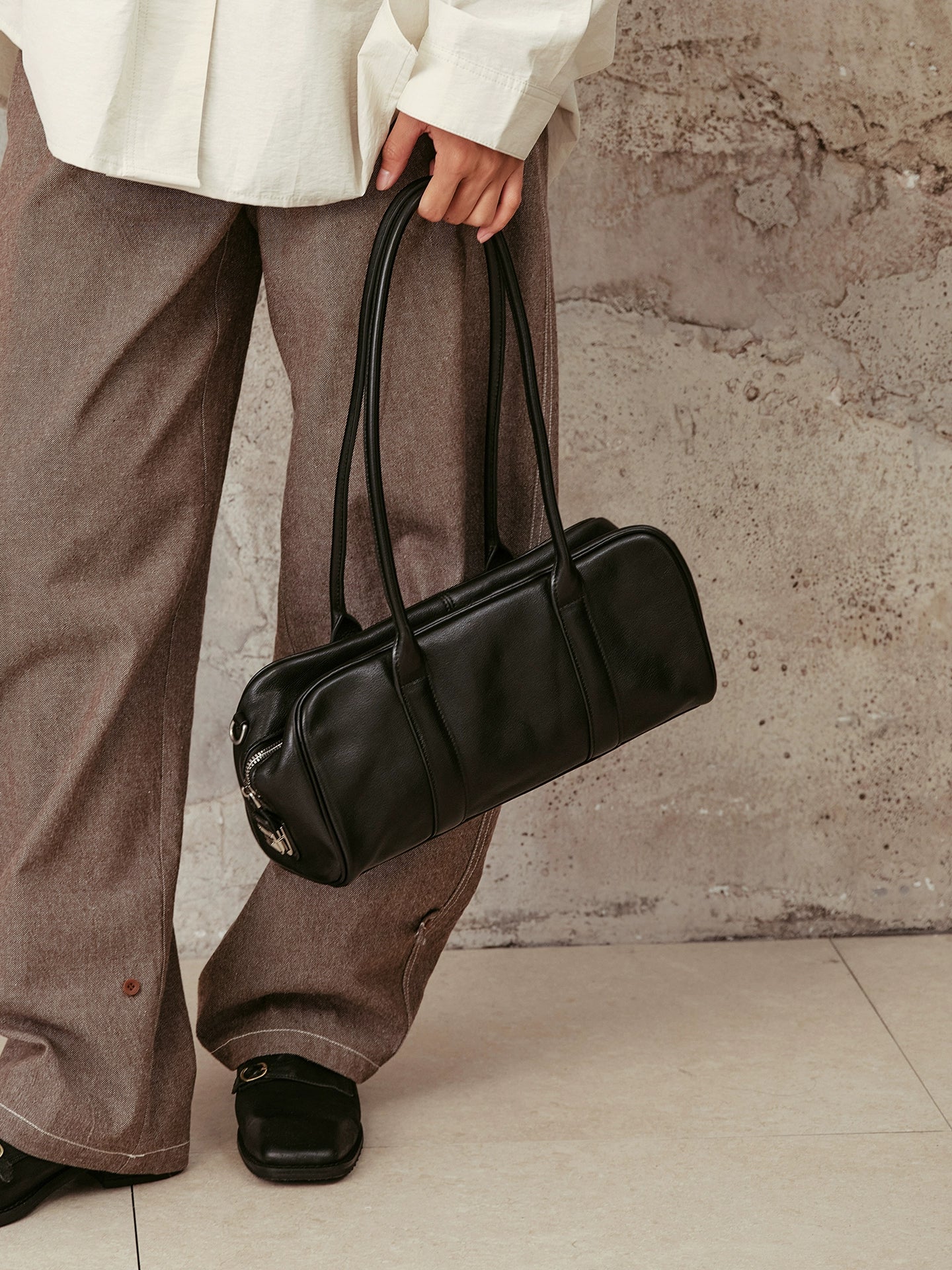 Top-Grain Vegetable-Tanned Leather Baguette Shoulder Bag - Image 5