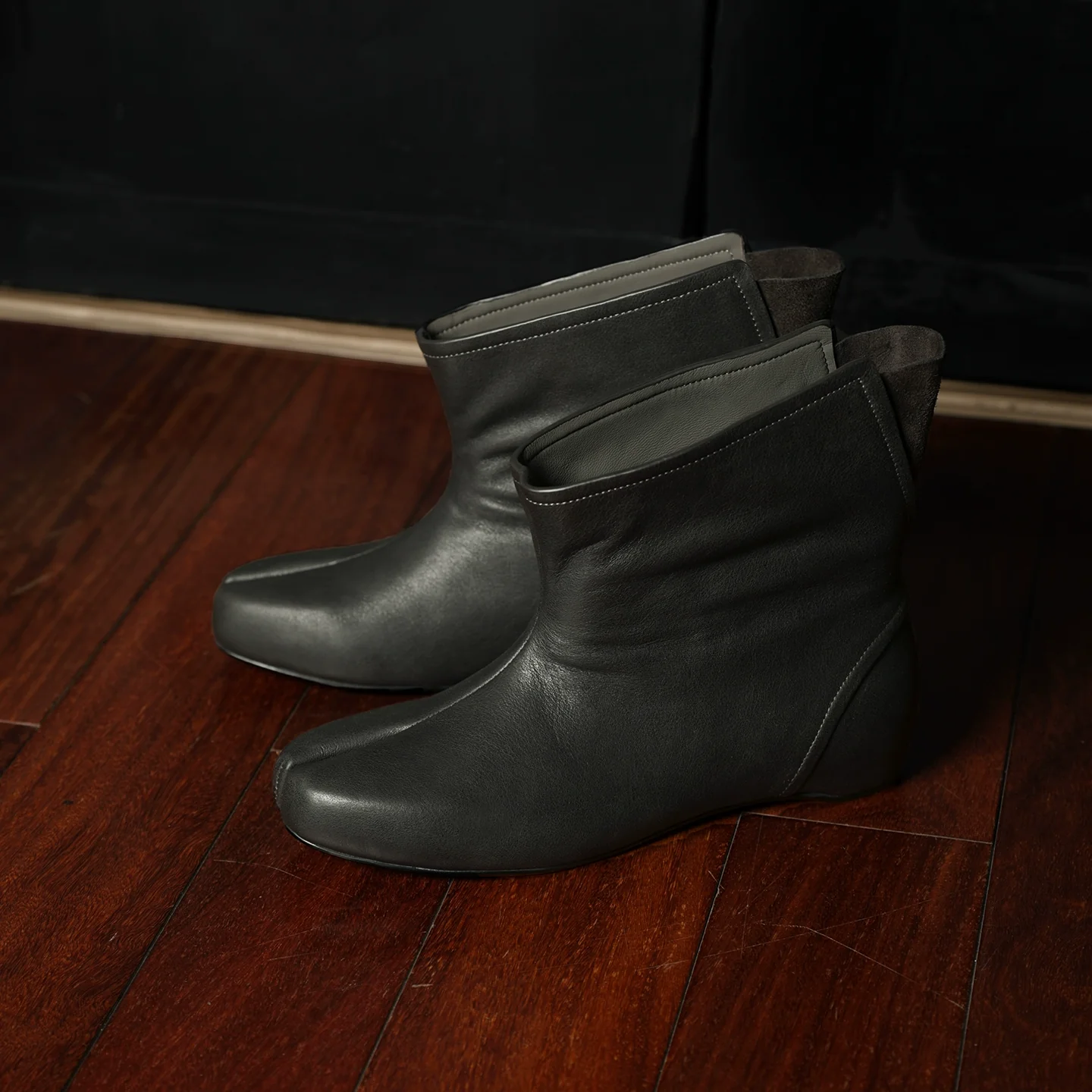 Top-Grain Waxed Leather Tabi Ankle Boots - Image 4