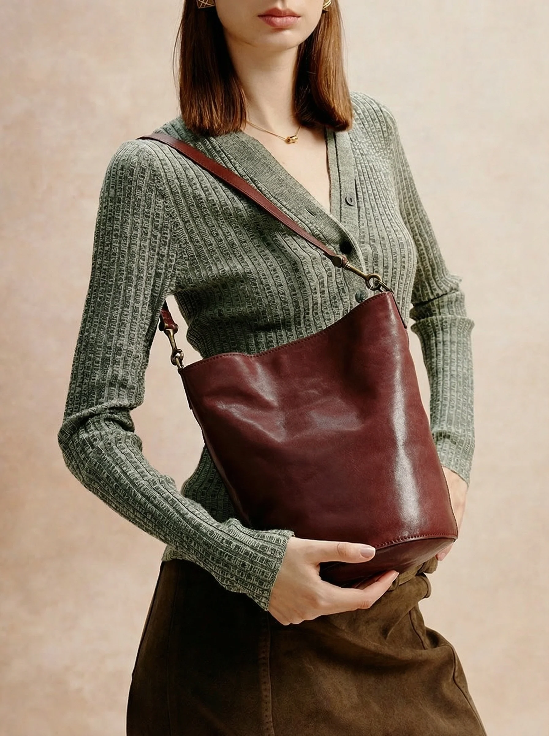 Vegetable-Tanned Cowhide Bucket Bag - Image 4