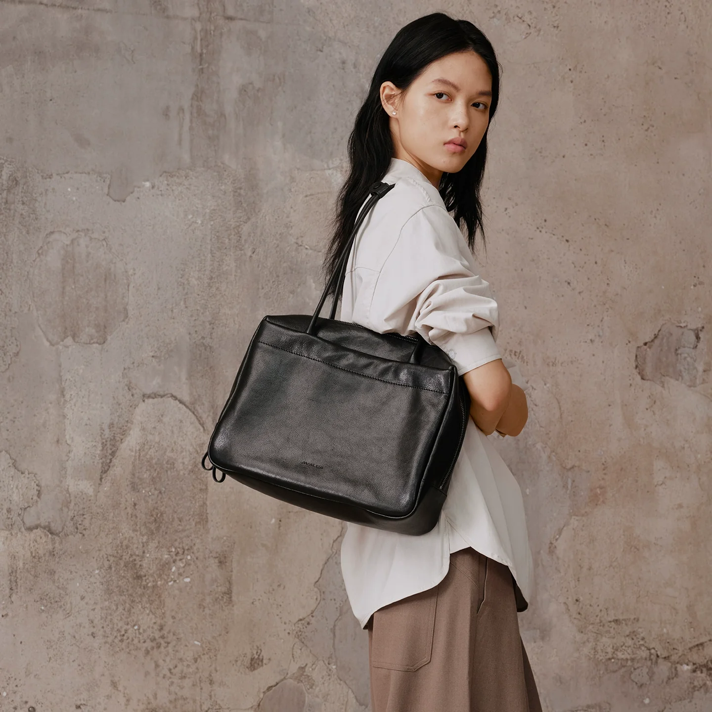 Weili Top-Grain Leather Shoulder Bag - Image 3