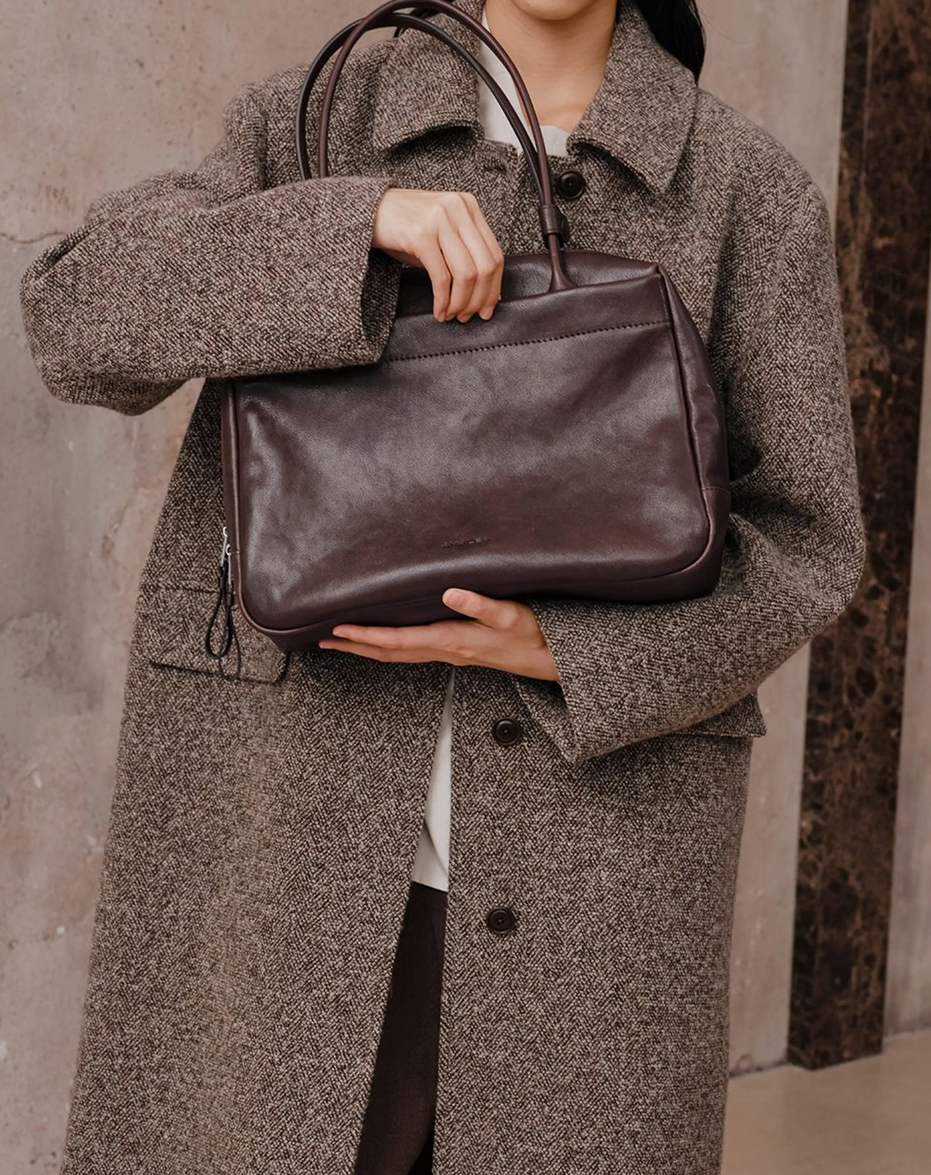 Weili Top-Grain Leather Shoulder Bag - Image 4