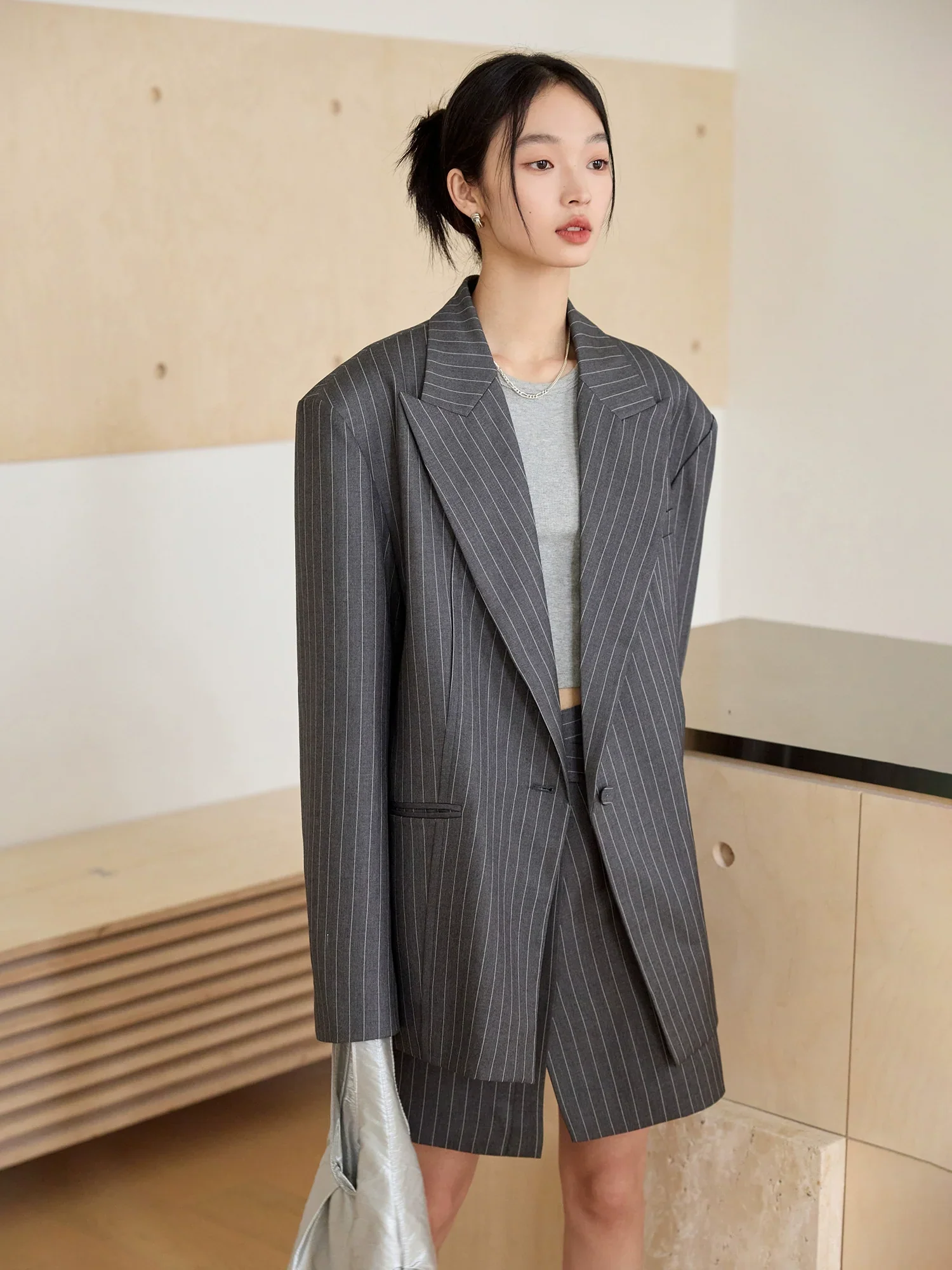 Wide Shoulder Peaked Lapel Suit Set - Image 3