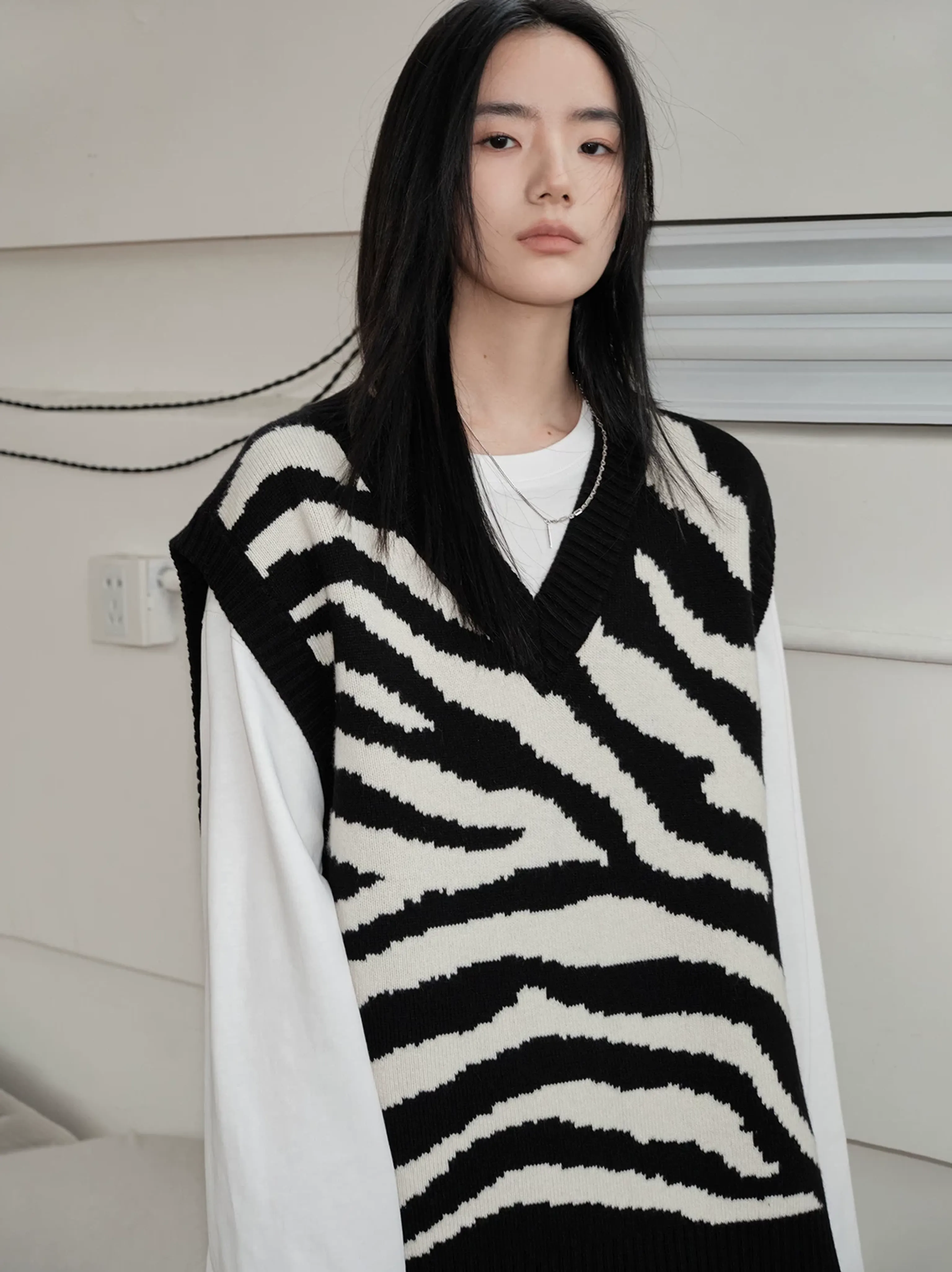 Zebra Patterned Knit Sweater Vest - Image 4